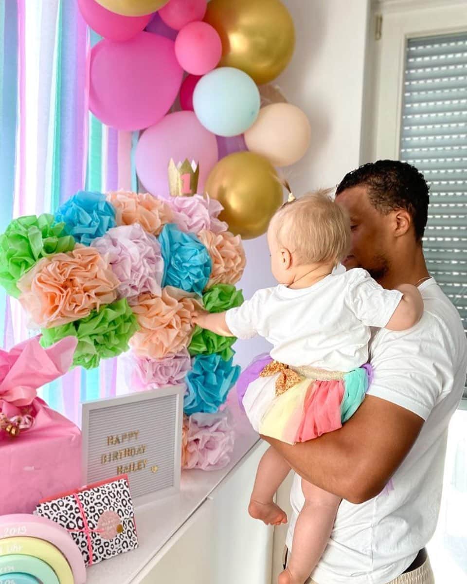ティモシー・チャンドラーのインスタグラム：「Happy 1st Birthday my princess 👑 !!! I love you from the bottom of my heart 💜!!!」