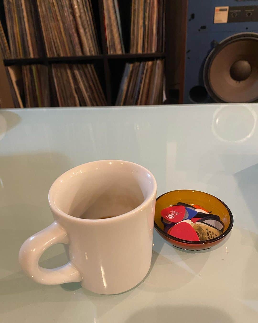 こまけいこのインスタグラム：「美味しいコーヒーと音楽と。  ひととき日常を忘れる時。  帰りの車の中で大声で泣いた。  心が晴れる日が早く来ますように。」