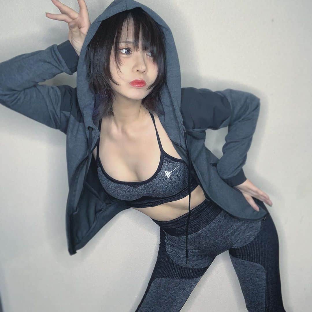 ねおきまこのインスタグラム：「そろそろダイエット動画もアップしなきゃ...! RADIO DANCEのトレーニングウェアが動き安くてリーズナブルでおすすめ💪  #radiodance #yoga #yogawear #training #trainingwear #diet #dieter」