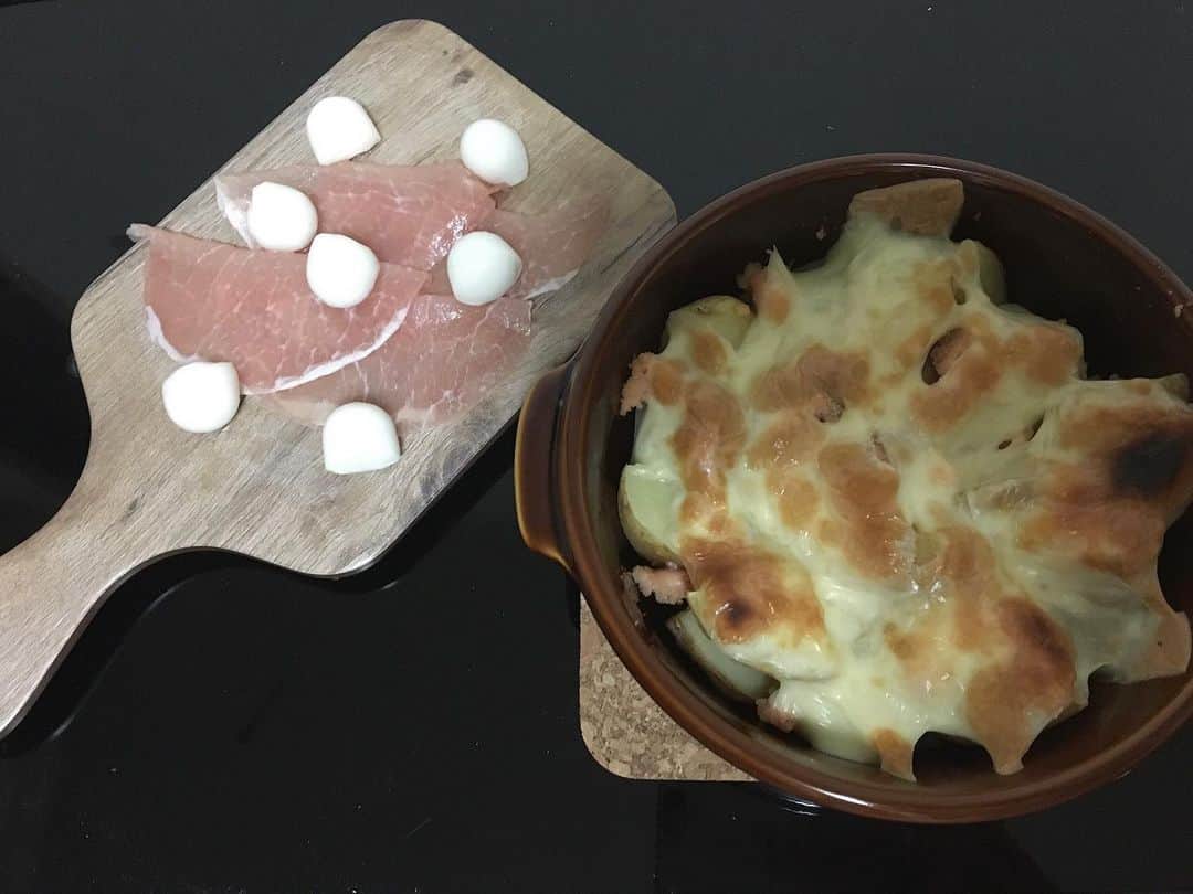 末房莉奈のインスタグラム：「5.31  お誕生日🎂  食べたいものを作るとこうなりました🙈  生ハムとじゃがいもとチーズと明太子って どう食しても美味しいよね💕  #お誕生日」