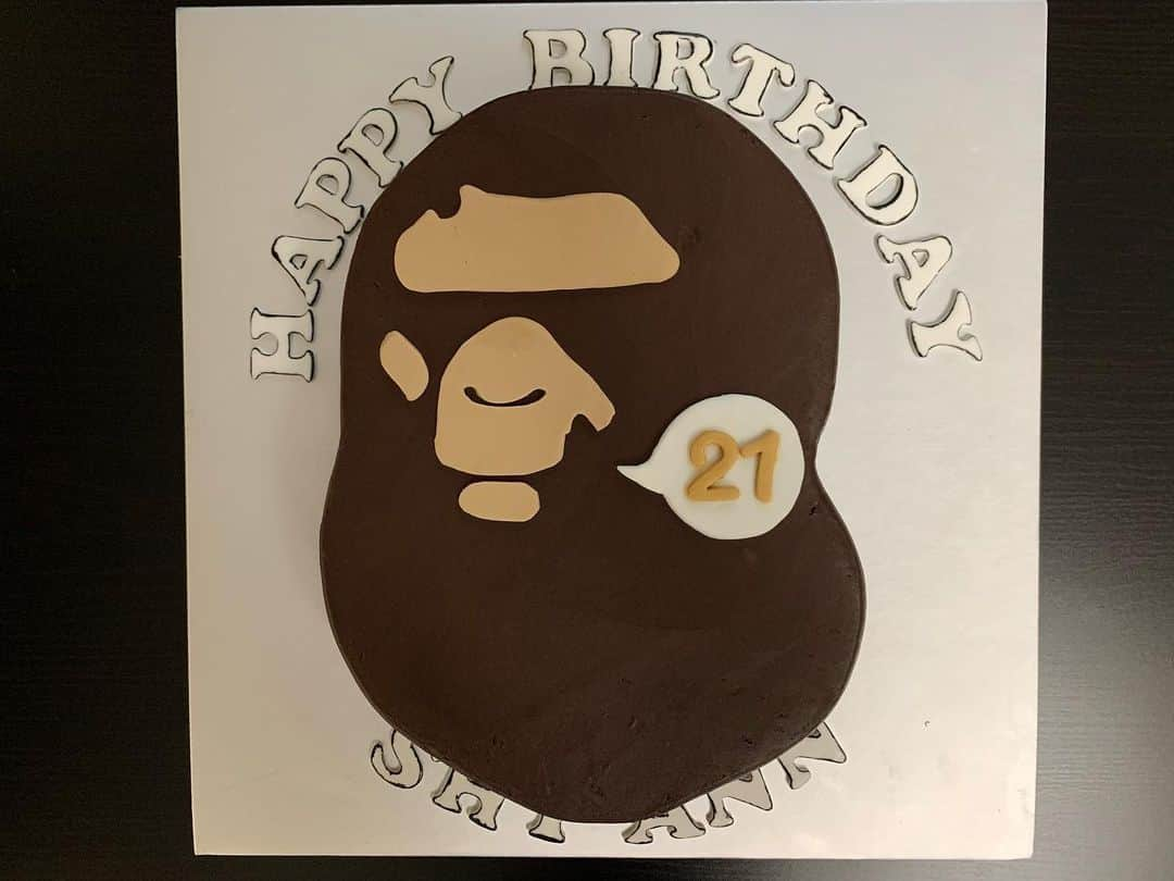 エイコンのインスタグラム：「Possibly the dopest G Day cake ever!🔥🦍 @bape_us #ABathingApe #Bape #GDay #21 #21stBirthday」