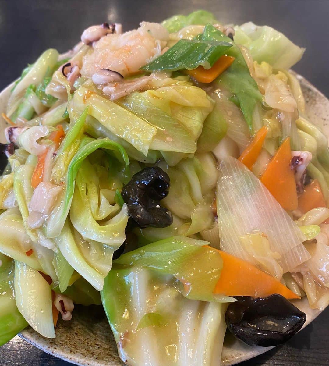 大根仁のインスタグラム：「２ヶ月ぶりの外食ランチは、港区芝の外れにある町中華の名店「綿徳」の揚げ焼きそば。毎回「こんなに食えるか！？」と思うけど、あっさり食べられちゃう不思議。美味い安い早いに加えて超清潔（女性1人客多し）という、ありそうでなかなかない町中華です。」