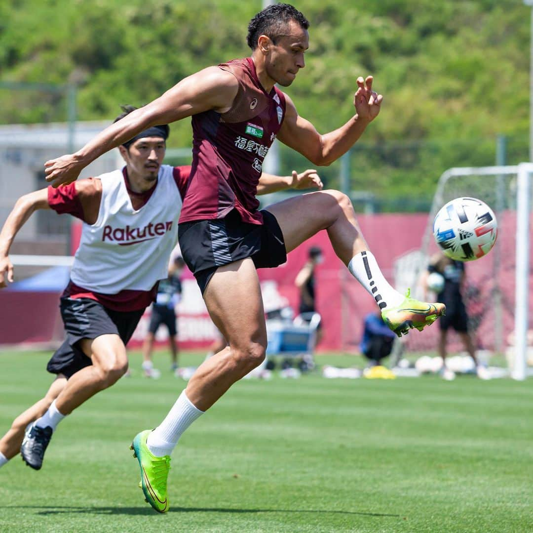 ヴィッセル神戸さんのインスタグラム写真 - (ヴィッセル神戸Instagram)「火曜日の練習☀️😄 Tuesday Training ☀️😄 .  #vissel #visselkobe #ヴィッセル #ヴィッセル神戸 #Kobe #神戸 #WeAreKobe #KobeForeverForward #一致団結 #JLeague #Jリーグ」6月2日 15時43分 - visselkobe