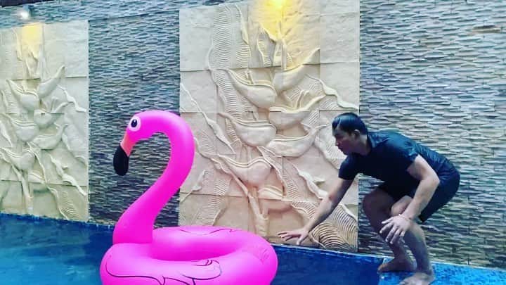 トニー・ジャーのインスタグラム：「Ready to jump 3,2,1 🤣」