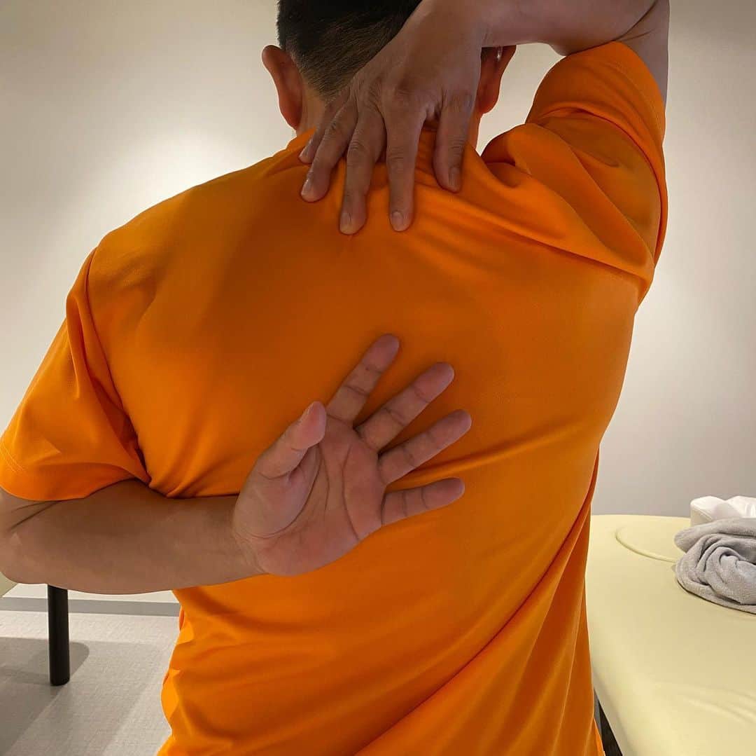 才賀紀左衛門さんのインスタグラム写真 - (才賀紀左衛門Instagram)「今月特別にフィジカルワークアウトでご新規様1日2名様限定で500円で30分の施術を受けれるようにします❗️ 予約はLINE@を登録してご連絡ください😄 写真の方は三回の施術でここまでつくようになりました😆❗️ ここからさらに進化するように頑張ります💪 やっぱお客様の笑顔を見れるのが嬉しい😆❗️ @physicalworkout.pwo  #フィジカルワークアウト #身体 #体 #心 #ストレッチ #筋膜リリース #もんトレ #健康 #美容 #施術 #ケア #マッサージ #ボディケア #o脚改善 #x脚改善」6月2日 15時42分 - kizaemon0213