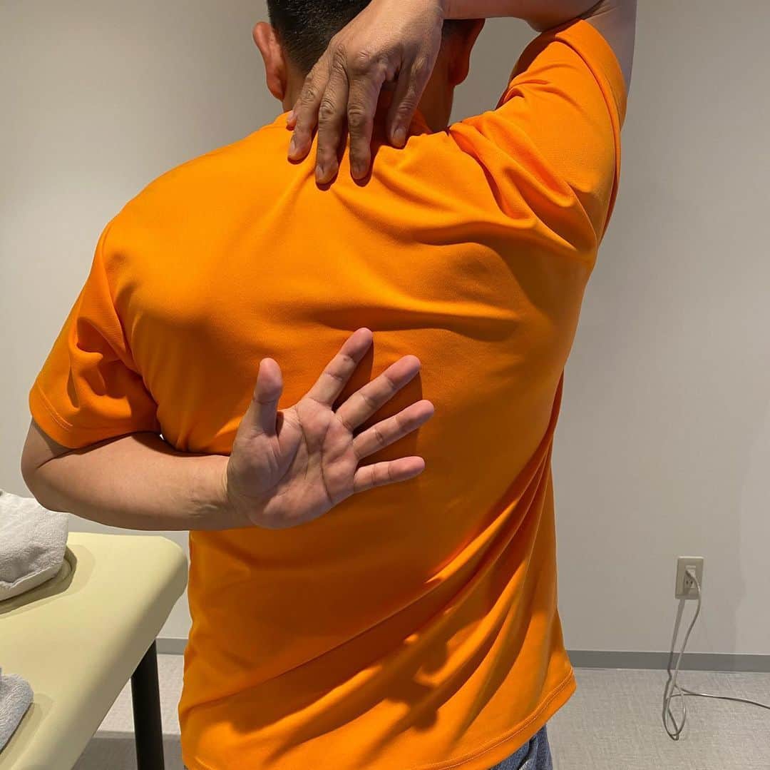 才賀紀左衛門さんのインスタグラム写真 - (才賀紀左衛門Instagram)「今月特別にフィジカルワークアウトでご新規様1日2名様限定で500円で30分の施術を受けれるようにします❗️ 予約はLINE@を登録してご連絡ください😄 写真の方は三回の施術でここまでつくようになりました😆❗️ ここからさらに進化するように頑張ります💪 やっぱお客様の笑顔を見れるのが嬉しい😆❗️ @physicalworkout.pwo  #フィジカルワークアウト #身体 #体 #心 #ストレッチ #筋膜リリース #もんトレ #健康 #美容 #施術 #ケア #マッサージ #ボディケア #o脚改善 #x脚改善」6月2日 15時42分 - kizaemon0213