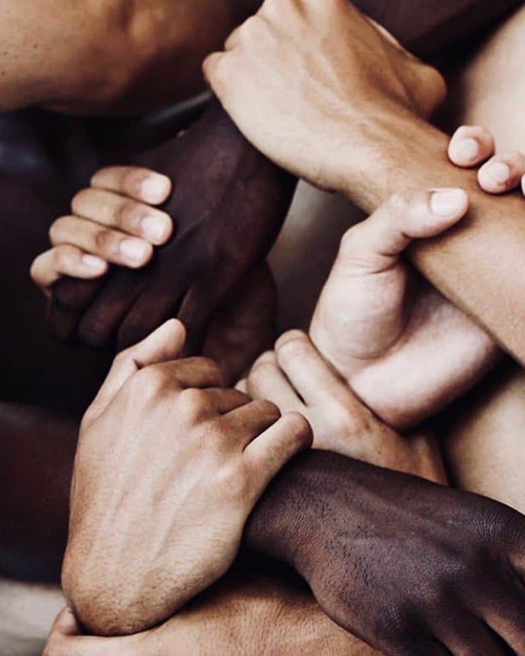 NICOLAS SIMOESのインスタグラム：「Black Lives Matter #BlackOutTuesday 🖤」