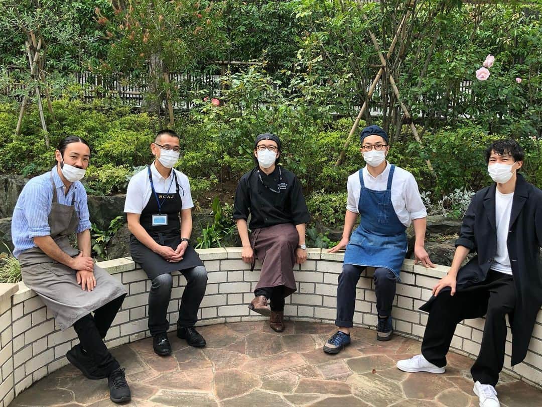 東京観光専門学校さんのインスタグラム写真 - (東京観光専門学校Instagram)「今日のカフェサービス学科は4種類の﻿ 実習授業がありました❗️﻿ プロとしてお仕事をしながら皆さんの﻿ 授業を教えてくださっている﻿ 洋菓子、カフェビバレッジ、コーヒー﻿ のプロの名物先生達です✨﻿ ﻿ 先生方が一人一人にしっかり﻿ 丁寧に教えてくれますので学生達も﻿ 久々の実習授業とっても楽しそうでした☺️﻿ ﻿ 6月7日、14日、21日の日曜日は﻿ 学校に来校してのオープンキャンパスを再開します❗️﻿ ぜひHPよりご予約ください😄  #カフェ #カフェサービス #カフェドリンク #スイーツ #パティシエ #バリスタ #カフェ運営 #カフェサービス #カフェ巡り  #カフェスタグラム」6月2日 15時47分 - tokan_1967