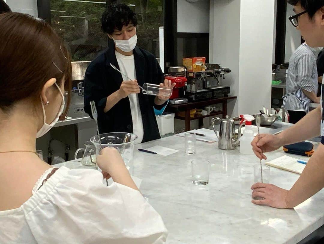 東京観光専門学校さんのインスタグラム写真 - (東京観光専門学校Instagram)「今日のカフェサービス学科は4種類の﻿ 実習授業がありました❗️﻿ プロとしてお仕事をしながら皆さんの﻿ 授業を教えてくださっている﻿ 洋菓子、カフェビバレッジ、コーヒー﻿ のプロの名物先生達です✨﻿ ﻿ 先生方が一人一人にしっかり﻿ 丁寧に教えてくれますので学生達も﻿ 久々の実習授業とっても楽しそうでした☺️﻿ ﻿ 6月7日、14日、21日の日曜日は﻿ 学校に来校してのオープンキャンパスを再開します❗️﻿ ぜひHPよりご予約ください😄  #カフェ #カフェサービス #カフェドリンク #スイーツ #パティシエ #バリスタ #カフェ運営 #カフェサービス #カフェ巡り  #カフェスタグラム」6月2日 15時47分 - tokan_1967