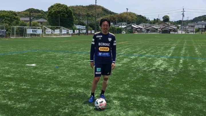 橋本英郎のインスタグラム：「【リフティング】アウトサイド編 昨日の続きですね。 インサイドの逆のアウトサイドリフティングのコツをお伝えします。  ポイントは、 ・アウトサイドと地面が平行 ・カラダ全体リラックス ・ボールの落下地点にカラダ全体をステップで調整 ・股関節をたたむ ・膝から足首、アウトサイドまで地面と平行 ・軸足は軽く曲げてバランス調整 ・ボールの中心とUMBROマークを合わせる  こちらも1回ずつミートしているか音を確認。インステップでリフティングする音に近ければOK！  1日にいっぺんに練習するのではなく、毎日コツコツとやってね。  そうすると気づいた時には何回も出来るようになれるから！  成功の先には喜びが待ってます笑  #fc今治  #橋本英郎  #リフティング  #アウトサイド  #コツはコツコツ #という音  #サッカー小僧  #サッカーバカ  #サッカー好きと繋がりたい  #外股開き #練習  #soccer #football #jleague  #training  #jリーグ」