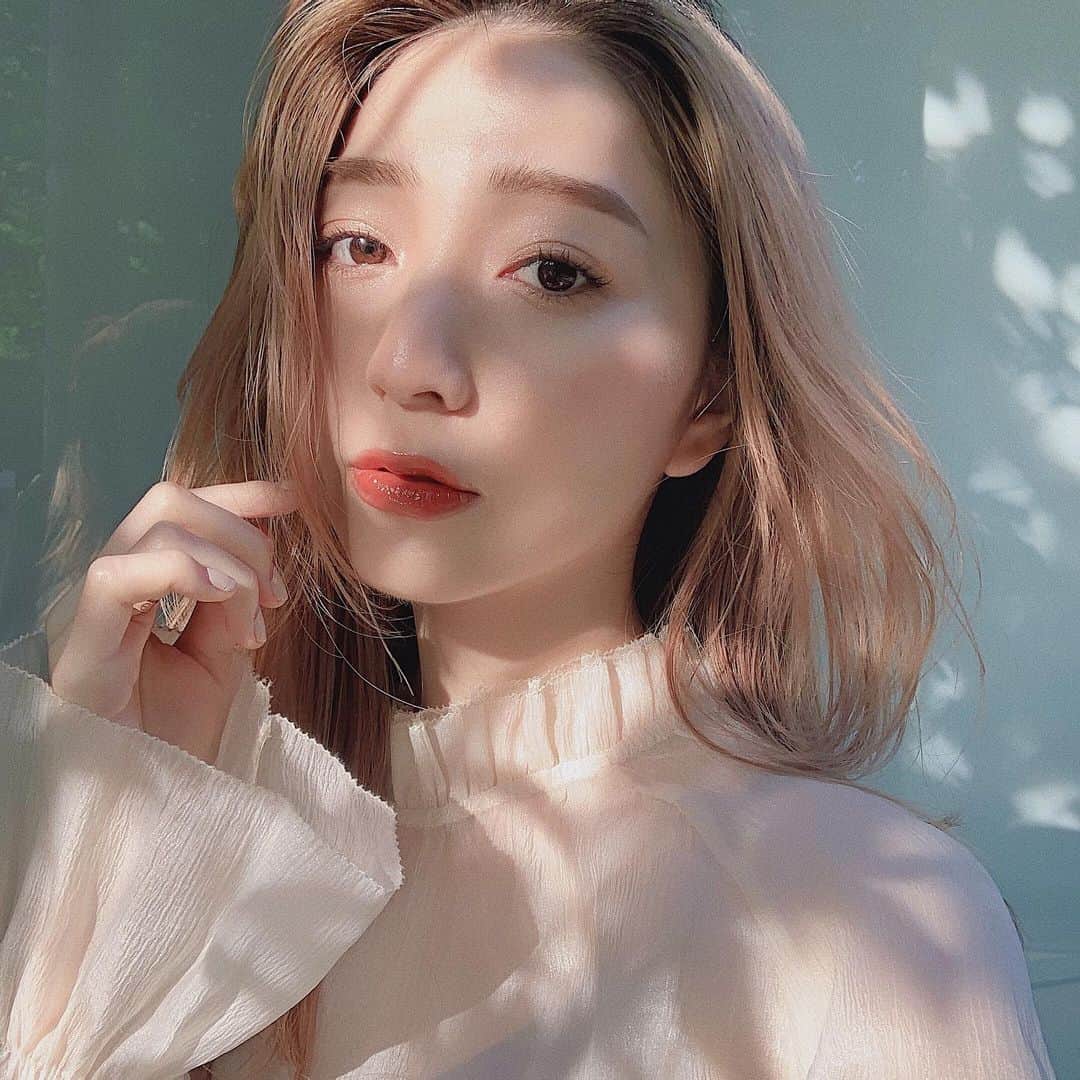 松尾 瞳のインスタグラム：「木漏れ日っていいよね🌿☀️ . こないだ１回だけパープルヘア載せてたんだけどたくさんある写真が追いついてなくて髪色が前後します、、笑」