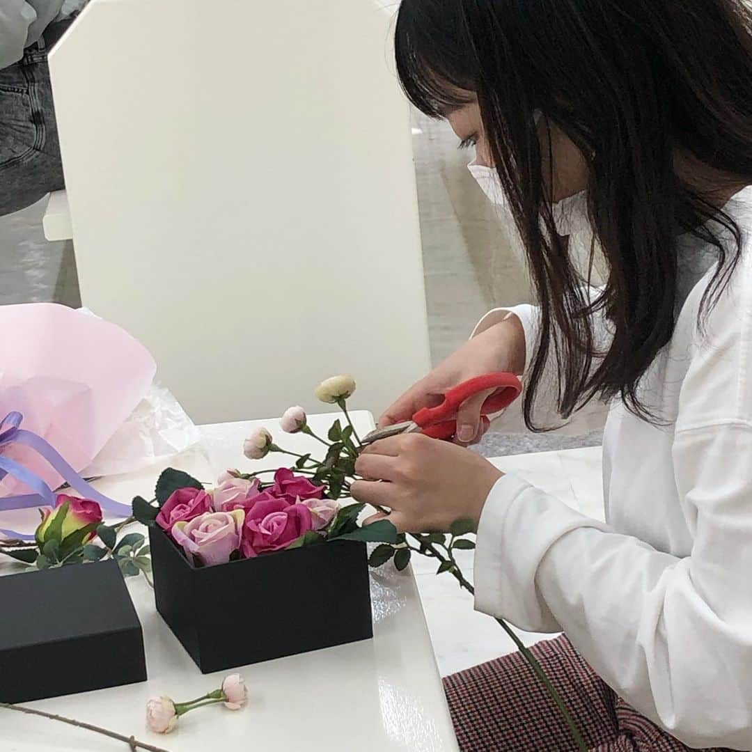 東京観光専門学校さんのインスタグラム写真 - (東京観光専門学校Instagram)「本日のブライダル学科の﻿ フラワーの実習授業の様子です💐﻿ ﻿ アーティフィシャルフラワー(造花)で ブーケの制作と﻿ボックスフラワーの﻿ アレンジも行いました🥰﻿ ﻿ ボックスにぎっしり詰まった﻿お花が可愛い😍﻿ 結婚式のウェルカムスペースに﻿置いた後は お部屋のインテリアとして﻿活用できますね❤️﻿ ﻿ 6月7日(日)の学校で行うオープンキャンパスは﻿ ブライダルフラワー講座です🌼﻿ HPよりご予約ください💕  #ブライダル #オープンキャンパス #オーキャン #ウエディングプランナー #ドレスコーディネーター #ブライダルビューティー #海外ウエディング #ブライダルフラワー #結婚式 #ブライダル #ウエディング #フラワーアレンジ #アーティフィシャルフラワー」6月2日 15時53分 - tokan_1967