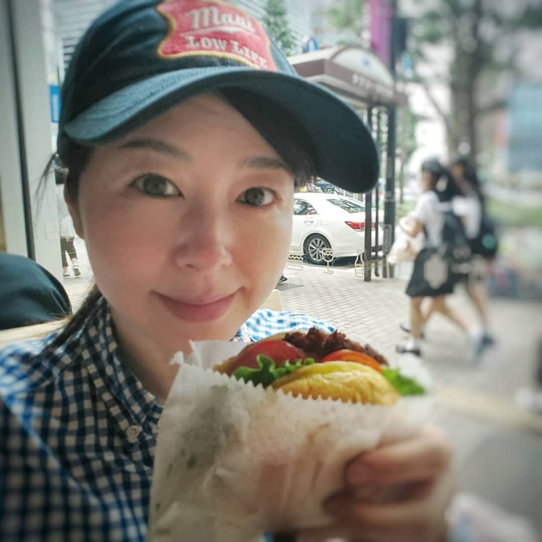 堀内敬子さんのインスタグラム写真 - (堀内敬子Instagram)「久しぶりの、ハンバーガー。  うむ、やはり美味しい。  #ハンバーガー #シェイクシャック」6月2日 15時53分 - horiuchi_keiko