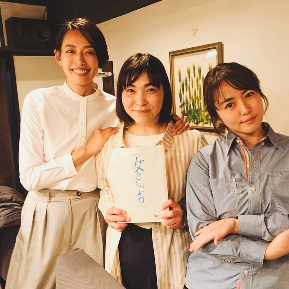 上地春奈さんのインスタグラム写真 - (上地春奈Instagram)「☆女ともだち☆ 原作　柴門ふみさん . あたすが演じた章子は、普通に無難な結婚をして、次に、妊活したいと思っている主婦でして、 .  旦那さんは、客観的に見ると良い人なんだけど、章子的には、実質的には、優しくなくて、 妊活には、協力的じゃない事に、 悩んでて。。 . .  そしたら、まさかの旦那さん浮気してるという😱びっくり💦 それだけと思いきや、 . .  まさかの、浮気相手の女の人、妊娠してるから、別れて！と旦那さんに言われてしまう章子はん。 . .  ワァオワァオ！で😂💦 . .  ランチに来てたアミーゴスで、 セツさん（不倫している）と、ちさとさん（旦那さんに浮気されてる）の会話で、 『浮気相手の女ぶん殴ってやりたい！』って言う会話が聞こえて、 . .  ここで、章子、まさかの . . 顔見知りでも何でもない、セツさんとちさとさんに話しかけてしまい、こう言います。 . .  悪いのは女じゃなく男じゃないですか？ .  男が居なければ女同士の争い事も起こらないし。 と。。 . . 男が全部悪いと言う。。 章子さん。 . .  凄い😂 . .  章子はさ、結果、離婚して、慰謝料もたっぷり貰い、更には、楽しみで仕方ない事があるんです！とセツとちさとに話すのが、内容が怖いのよ😂🤣おいで . ↓ . 浮気相手の女の人のお腹の子は、元旦那さんの子供じゃないのが分かって。 .  その事は、別れた、元旦那さんは、知らなくて。。。 . .  それを、元旦那さんが、じわじわ何か違う。って思いながら時を過ごして、後に、自分の子じゃないって気付くのが、楽しみで仕方ないって。。 . . .  こぇ〜。 . . .  章子。 . .  チョーこぇ〜😂💦 . .  言わずに遠くから眺める復讐作戦。 .  楽しみで仕方ないって思ってたけど、 . .  別れた後に、当たり前だった事、普通の幸せかどれだけ大切だったかと、当たり前に居る旦那さんの事。 浮気されるとも思ってなかった旦那さんの事を、 別れた後に、 実は、とってもとっても大好きだったと気付くけど、もうどうにもならないという。 . . .  当たり前の幸せが、なくなってから気付く。。。 . . .  章子。 . . せつねぇ〜！ . せつねぇな！おい！と言う。 そんな章子を、自分上地春奈が演じさせて頂きやした😆⤴︎👍 . .  色々複雑な心境もありやしたが、章子を演じる事で色々考えさせれた素晴らしい役で嬉しかったぁ‼️ . .  監督の、 吉川鮎太さんとは、初めてお仕事させて頂きましたが、色々話ししながら、相談させてもらいながら出来て、感謝しかありやせん。 . .  章子演じれて嬉しかったです😊⤴︎✨🎶 . .  撮影後🎶メモリアル撮って頂きやしたぁ⤴︎🎶 . .  セツさん役の原沙知絵さん😊と、ちさとさん役の磯山さやかさん😊 .  お二人ともお優しく、色々お話ししてくれて、共演出来て嬉しかったです！！ . .  そして、あたすの旦那さん役だった . .  トビー☆こと、ラバーガールの飛永翼さん🎶 . .  相方の、洋介大水とは、何回も共演あるけど、トビーとは、今回が初共演なんだけど、全然初めて感はなく、ドラマの中ではムカつく旦那だったけど😂 撮影の合間は、楽しかったぁ😂😆 . .  離婚するけど、結婚指輪をしたのは テンション上がったぁ〜😆🎶 けど、まさかの異性の、トビーと同じ13号で🤣😂 . .  指の太さにビックリ😂🤣💦 . .  夢は華奢な女になる事です。 .  お母さん、 今日もご飯が美味しいです🦍❤️ タコライス好き過ぎるんでしょ😂🤣 #上地春奈  #女ともだち  #BSテレビ東京」6月2日 16時08分 - uechi_haruna