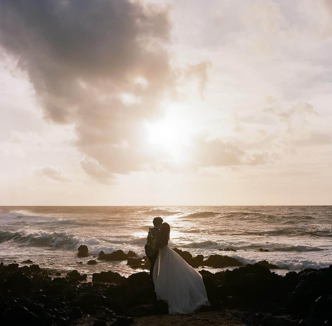 舟山久美子（くみっきー）さんのインスタグラム写真 - (舟山久美子（くみっきー）Instagram)「結婚式は来年へ延期✨ なので2人の時間をもう少し楽しもうってマシュ君(旦那さん)と話してます☺️ . この期間で、かなりスケジュールが変わった人も多いと思う💦私も色々と思い描いていたものが変わり戸惑いましたが、起こってしまった事をどうこう考えるよりも、未来をどう楽しくするか考えた方が充実するし、単純にわくわくする！ . 突然出来たこの時間を、有効活用できるように今まで出来なかったチャレンジ、色々トライできたらいいなと思います☺️ #心メモ . #人生どんな時もわくわくは忘れちゃいかん @betterhalf_hawaii さんの前撮り懐かしい #まだ先だろうけど海外行けるようになったらハワイ行きたいなっ🏝 #今はまったりゆったりたくさん吸収してエネルギーチャージですね」6月2日 16時04分 - kumikofunayama