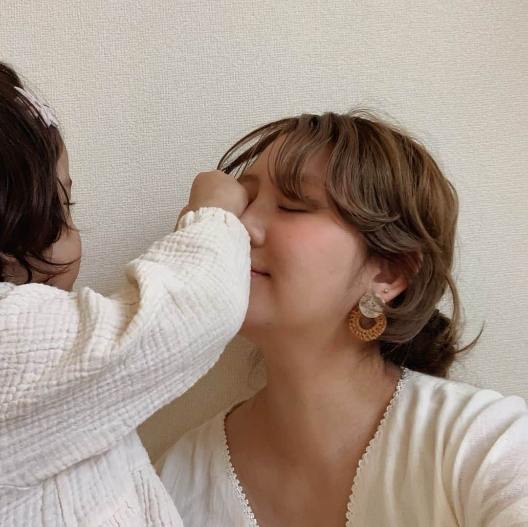 菅谷梨沙子さんのインスタグラム写真 - (菅谷梨沙子Instagram)「最近すっかりお化粧ごっこに目覚め、私はその実験代になっています💄 その眼差しは遊びでもとっても真剣！ 楽しいよね、私も小さい頃好きだったもん。  #女の子ママ#2歳#お化粧#2人目妊娠中#maternity」6月2日 16時08分 - risako_sugaya