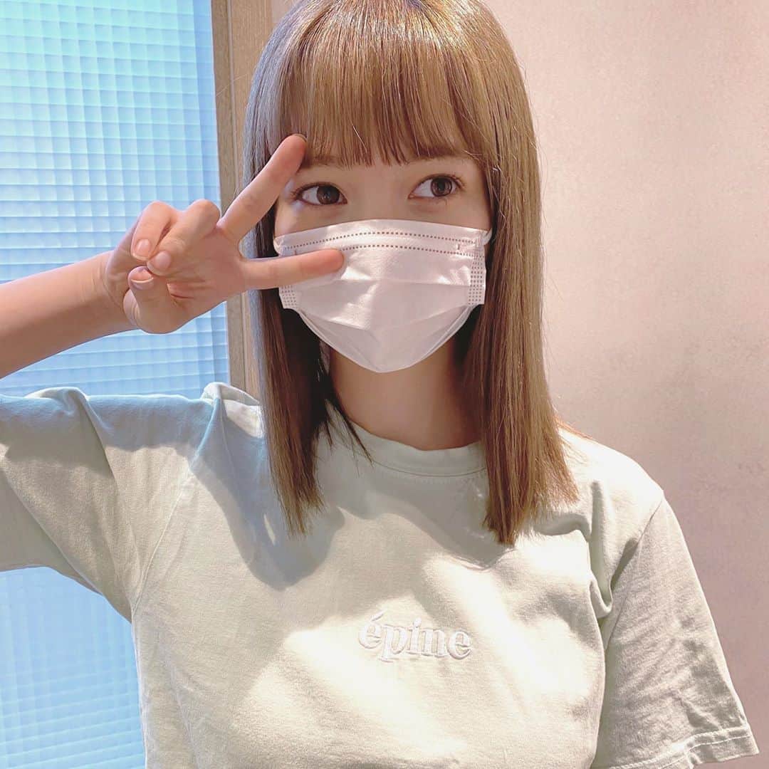 柴田あやなのインスタグラム：「緊急事態宣言が終わったので撮影に向けて髪の毛切ってもらいました〜！ 自粛中にうさぎ１匹分くらい毛量増えてて、ドライヤー大変だった！いまスーパー快適！！！まみさんいつもありがとうございます❤︎ 毛量どのくらいすく？って聞かれてもお任せで！前髪どうする？って聞かれてもおまかせで！としか言ってない、、まみさんすごい😢」