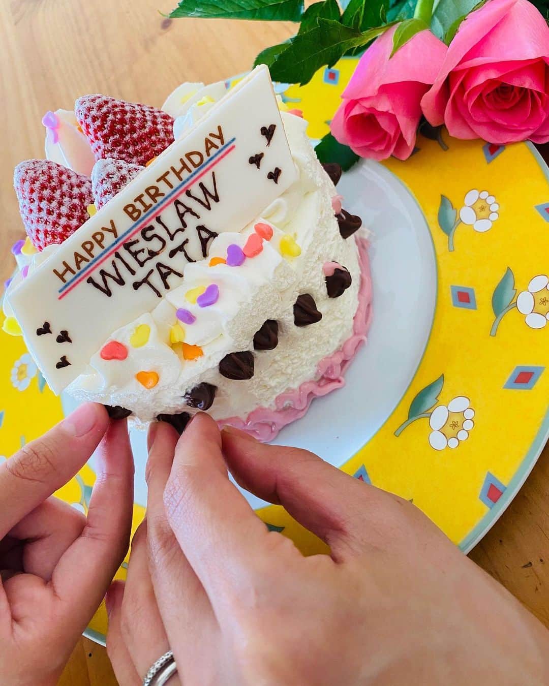 中村祥子のインスタグラム：「Sto lat🎉💝Happy birthday Tata Wieslaw😆💖 @wieslaw_dudek  wish you a lot of healthy &happiness ✨✨Love you from Shoko&Joel🌼🌼😆❤️#おめでとう🎉 #息子どうしてもデコレーションしたがる👦🏻#シンプルなショートケーキを購入して😋⭐️」