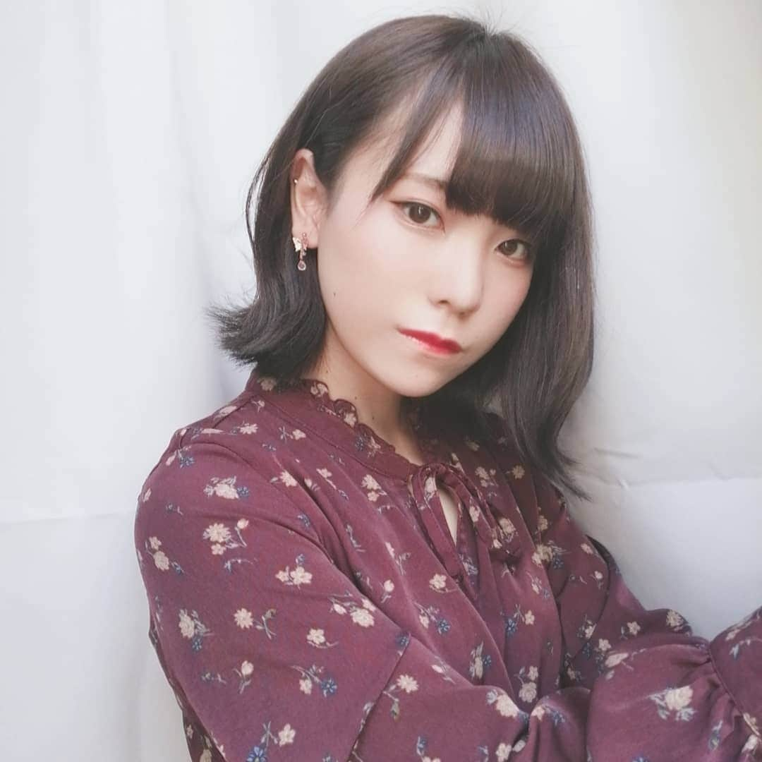 千代絢子のインスタグラム：「かみそめた  #セルフカラー #アッシュグレー」