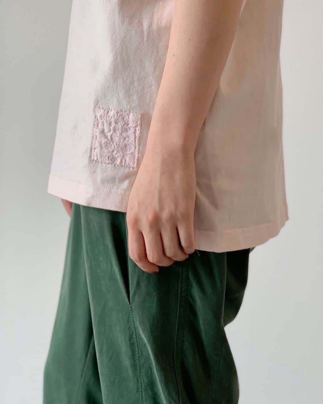 ネ・ネットのインスタグラム：「【 soumoku-sen T2 ¥11,000+tax 】  古来から伝わる自然植物の染料で染色する“草木染”を用いて、科学染料では表現できない自然な彩りで、人にも地球にもやさしい服に仕上げました。 天竺と布帛（綿ローン）のドッキングで、袖の布帛は長めに作られていて、そのままでもロールアップしても、コーディネートに合わせて楽しめます。  #ネネット #nenet #新作 #new #spring #summer #2020 #collection #fashion #tokyo #japan #大人カジュアル #大人ネネット #otona_nenet #soumokusen #草木染 #Tシャツ」