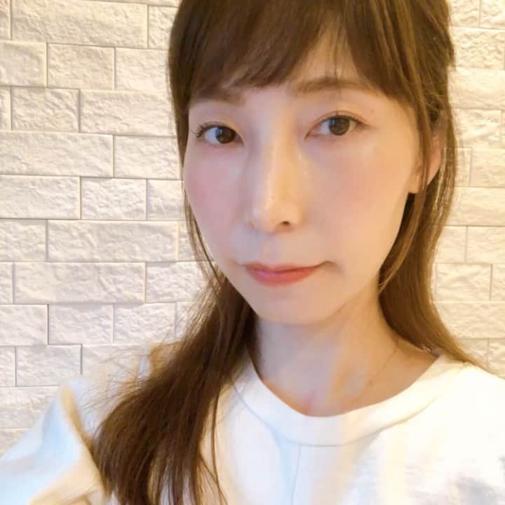 高橋里帆のインスタグラム：「最近天気が良くないですね💦 太陽の光が当たらず分かりづらいので、動画にしてみましたが、キラキラ分かりますか🤩  オレンジメイクをしてみたよ❣️ アイシャドウはクリームタイプを使用！最近クリーム、ネリ系が多いですよね？ そんな時にマリークヮントのシリコンチップ使うと便利ですよ✨ 特に下まぶた✨ やっぱり他のブランドにも売ってるけど、マリークヮントのシリコンが一番使いやすくて、コスパが良いです💕  普通のだと段々ベタベタしてきたり汚れが落ちなかったりしますが、これは何年経っても使えるから本当嬉しい✨  アイシャドウはオレンジとイエローに、アイライナーはグレーにして少し軽さを出してみました✨  チークとリップは肌馴染みの良いオレンジ🍊  頬の高い所に、キラキラを指で点置きしてランダムに！ この　@jillstuartbeauty  のスティックはつけるとベタつかなくサラサラこう言うテクスチャーのスティックハイライトって、あまり無いからすごく使いやすい😳✨ パウダーファンデーションとの相性もすごく良いですよ！ ヨレたりする心配が全くない👏  もちろんリキッドも言うことなしに相性◎❣️ 夏を先取り！最近オレンジ系の、カラーがたくさん出てきてるからこんなメイクもしてみては、いかがでしょうか💕  アディクション限定 ザ　アイシャドウ　172.173 ザ　リップスティックシアーL 016  ラブ・ライナー　リキッドグレージュ〈アイライナー〉912  ベアミネラル　 ジェン　ヌード　パウダー　ブラッシュ　ザット　ピーチ　ゾー  ジルスチュアート ムーンリット　デュー　ハイライター　05  マリークヮント タイニーツインチップ  #高橋里帆メイク#高橋里帆オススメ#動画#オレンジ#ネリ#クリーム#アディクション#ベアミネラル#ジルスチュアート#マリークヮント#ラブライナー#シリコンチップ#コスメ#化粧品#beauty #beautiful #メイク動画#コスメ好き#」