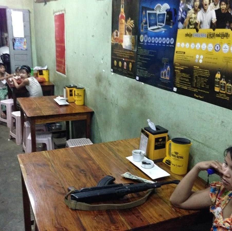 丸山ゴンザレスさんのインスタグラム写真 - (丸山ゴンザレスInstagram)「どうでもいい旅の思い出。ミャンマーの食堂では持ち込み可能です。もちろん一人一丁ね。 #urbanexploration #travel」6月2日 16時40分 - gonzales_maruyama