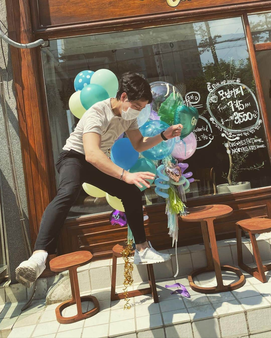 チョ・テグァンのインスタグラム：「ㄹㄷ온이어머님 생축 🎉픙선🎈  조던 처럼 힘껏 점프해 하늘을 날고있는 왜 그런어떤 희망적인 컷을 찍으려다, 그게또 맘처럼 쉽지가 않았음. ㅎㄹ가 그냥 그만하라고 함 🙃  근데 인간적으로 조던형은 손가락도 너무 긴거 아니냐 같은 조씨끼리  feat. image#5 #jordan #mj #finger #takeout #coffee #chancesare #16oz」