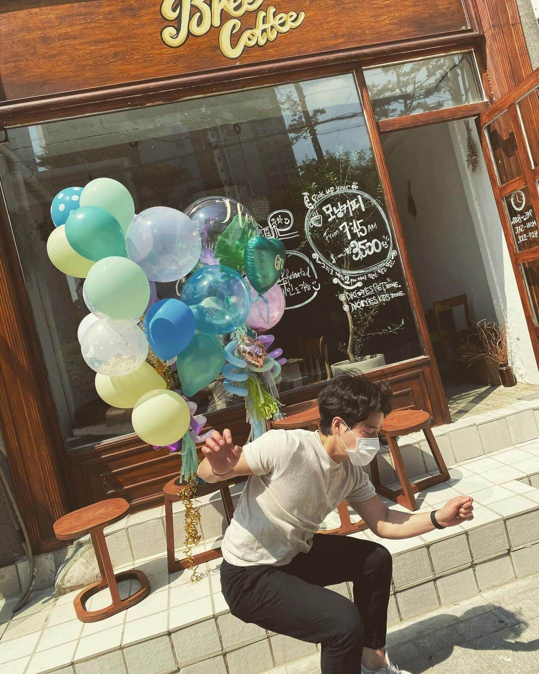 チョ・テグァンさんのインスタグラム写真 - (チョ・テグァンInstagram)「ㄹㄷ온이어머님 생축 🎉픙선🎈  조던 처럼 힘껏 점프해 하늘을 날고있는 왜 그런어떤 희망적인 컷을 찍으려다, 그게또 맘처럼 쉽지가 않았음. ㅎㄹ가 그냥 그만하라고 함 🙃  근데 인간적으로 조던형은 손가락도 너무 긴거 아니냐 같은 조씨끼리  feat. image#5 #jordan #mj #finger #takeout #coffee #chancesare #16oz」6月2日 17時00分 - jasperrrrr