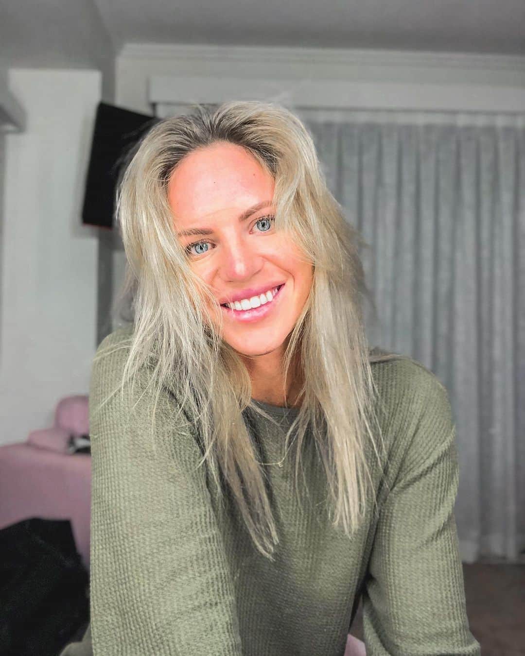 エミリー・シーボームのインスタグラム：「I got a make up table and mirror for my bday so you can thank my parents and bf for all the selfies on my feed from now.  #sorrynotsorry #mirrorselfie #blonde #winter #blueeyes」