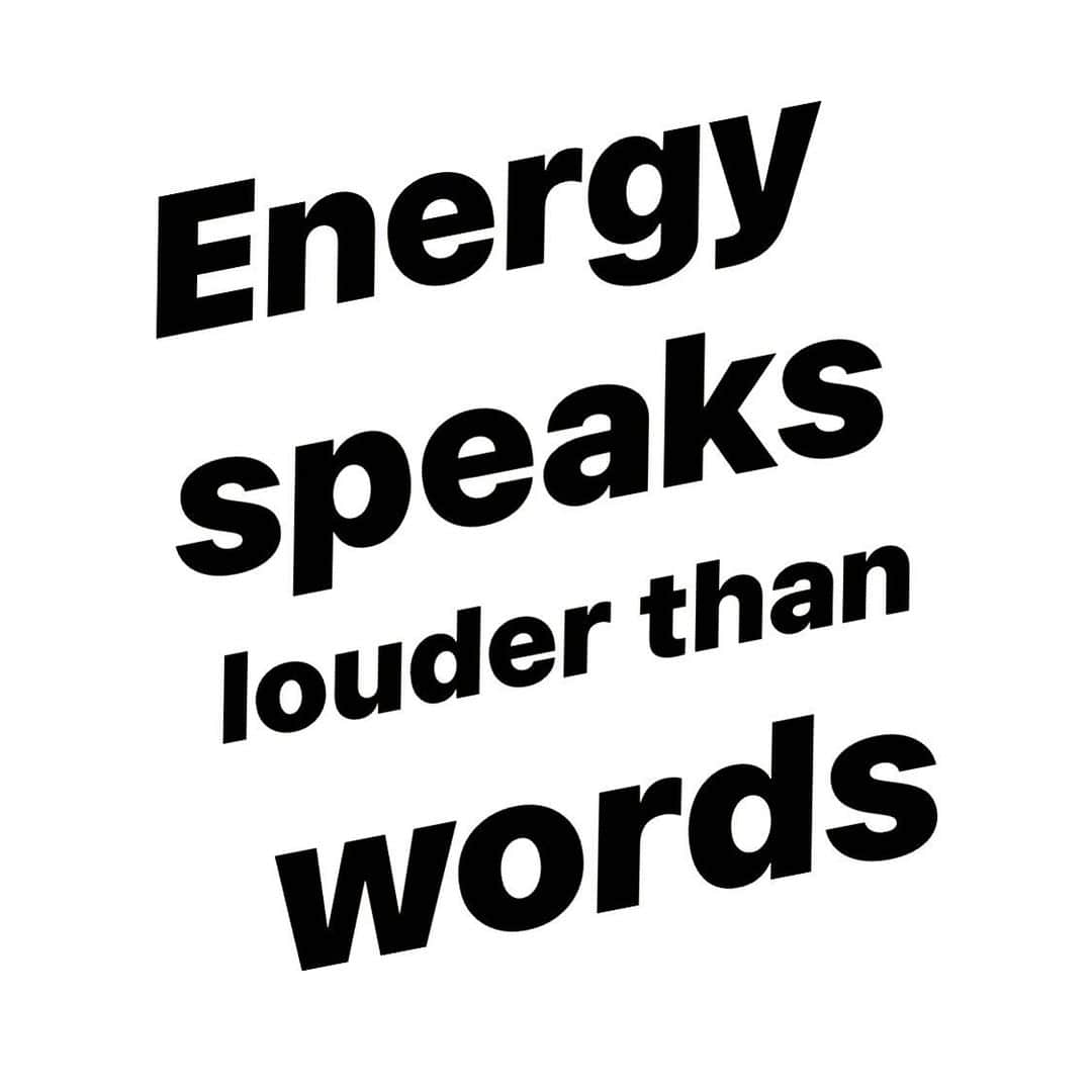 トレーシー・キスさんのインスタグラム写真 - (トレーシー・キスInstagram)「I always feel the energy of a room the instant that I walk into it. Whether it is light and uplifting or dark and heavy; it may be invisible to the eye but it’s as powerful as something that is physically tangible in front. The body language of others literally sings to you, the innate sense to feel at ease or on edge around certain people can’t be ignored and the moment the hairs on your neck stand on edge when a room full of people fall silent to look at you or hear you speak almost makes me speechless. I adore energy, positivity, passion, good vibes and kindness. When you meet likeminded souls the energy is effervescent and leads to the greatest of creations and synergy. Wherever you are and whatever you do, please fill the world with positivity and good vibes my darlings, together we can be the change that we wish to see 🙏🏼 #energy #energyiseverything #goodvibes #bodylanguage #goodsoul」6月2日 17時15分 - tracykissdotcom