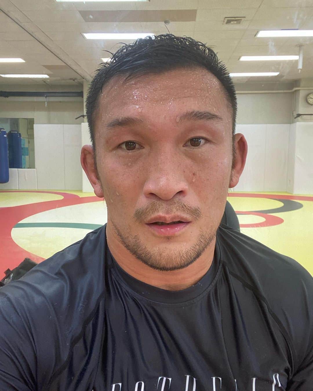 ストラッサー起一のインスタグラム：「今日の練習はフラフラになりながも最後までやりきった！ ここまで動くと体が冴えてくると思う。 そして岡見さんが指揮してくれたお陰で全員で最後まで頑張れたと思う。 良い練習でした！ ありがとうございました。  #MMA #総合格闘技 #格闘技 #キックボクシング #トレーニング」
