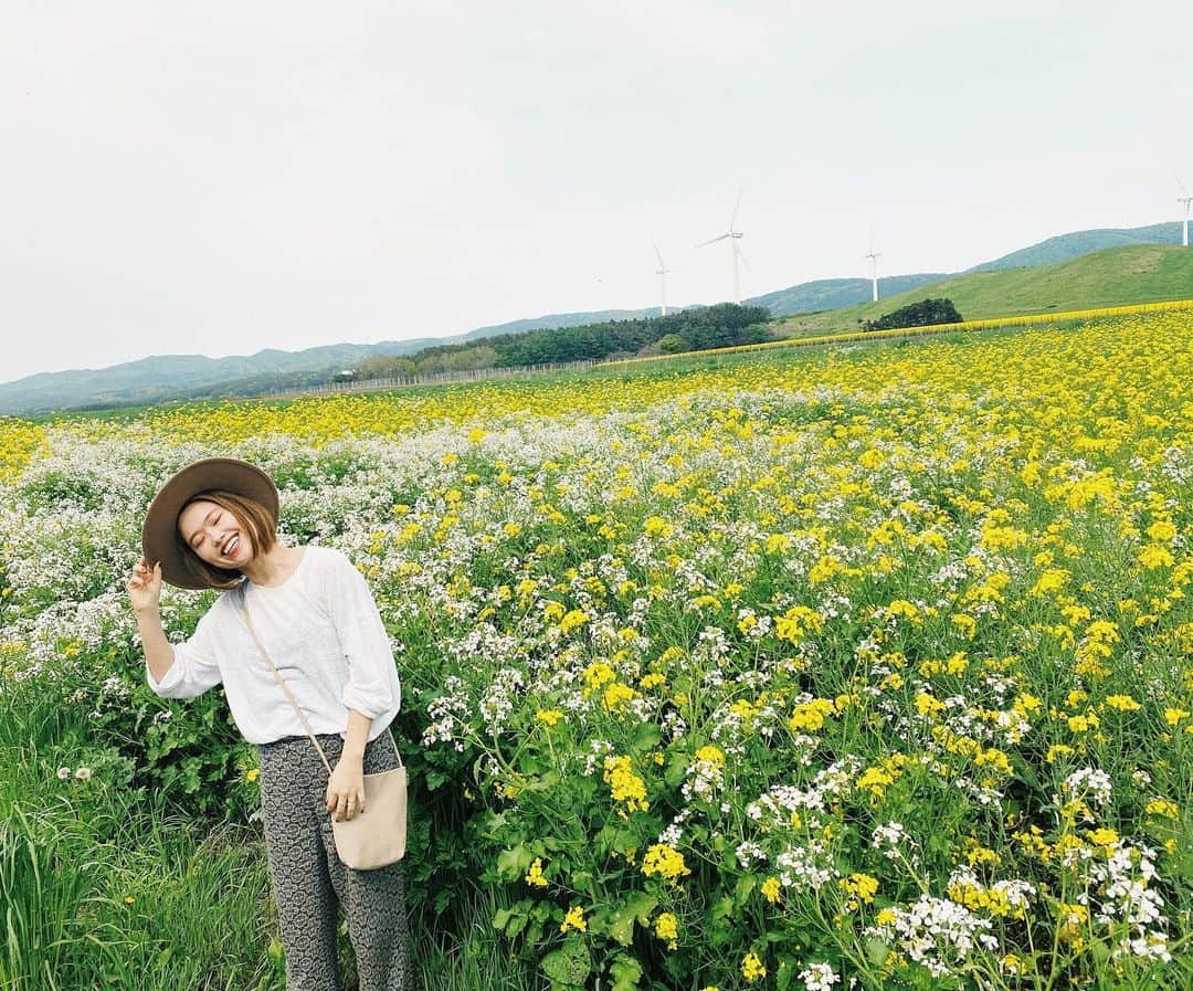 井村亜里香さんのインスタグラム写真 - (井村亜里香Instagram)「🌼ご報告🌼 上京して12年住んでいた東京を離れ 旦那さんの仕事の都合で地元の青森県へ 帰郷してきました。 ・ 18歳の頃に夢を描いて上京して いろんな経験や体験をして 12年なんてあっというまだったな〜。 東京を離れるのがいやでいやで 一生分泣いたし沢山悩みました。。。 ・ 私がモヤモヤしていた数年、 マイナスの気持ちから プラスな気持ち変わり心が晴れたできごとがありました。 ・ 『今の時代、どこに住んでいてもやりたい事は できる時代だし繋がれる。地方にいても自分次第。』 ・ たまたま入った居酒屋で 隣のテーブルの雑誌編集者の方と意気投合し、、、笑 相談した時にかけていただいた言葉で 今までなにを言われても響かなかった私が この時、すごく前向きになれたんです。 人生思い通りにいかないこともいっぱいあるし 不安が大きくてまだ受け止められない気持ちもあるけど 叶えたい夢ややりたい事が沢山あるので ポジティブに突き進みます！ ・ 仕事は変わりなく 引き続き続けさせていただくので月に数回東京へ。 (クライアントの皆様引き続きよろしくお願いします。) ・ コロナの影響で友人たちに直接逢えず SNSでお知らせする形になってしまった 知人の方々も申し訳ございません。 コロナが落ち着いたら必ず挨拶しに会いに行きます♡ 東京で大切な仲間と出会えた事も一緒の宝物。 また近いうちにご飯行こうね。 ・　 これから青森県の魅力も たっぷりお伝えしていきたいなと考え中。 友人の皆もいつでも遊びに来てね🍎 今後ともよろしくお願いします。 ・ 2020.6.2 #aomori#aomoricity#aomorijapan #あおもり#菜の花畑#フリーランス #青森#青森市#帰郷#上京物語」6月2日 17時16分 - arika_imura