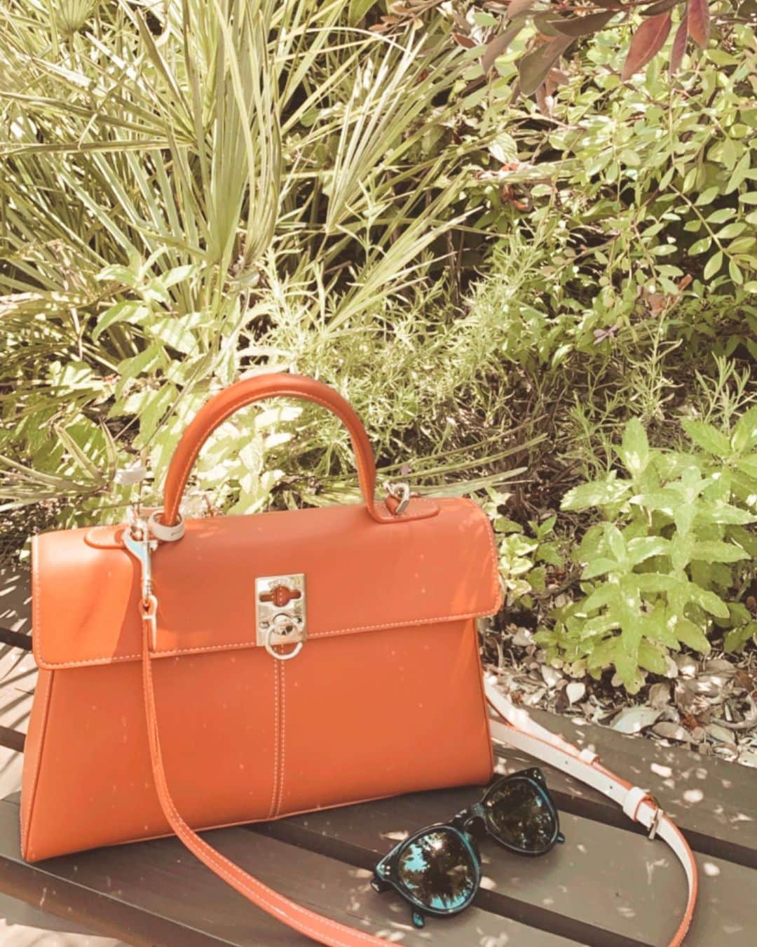 のインスタグラム：「favorite bag @cafune.official 🌴🌵 . . . OnにもOffにもどちらのファッションにも合わせやすいからお気に入り💚 . . . . . . . #mycafune  #cafune  #ootd」