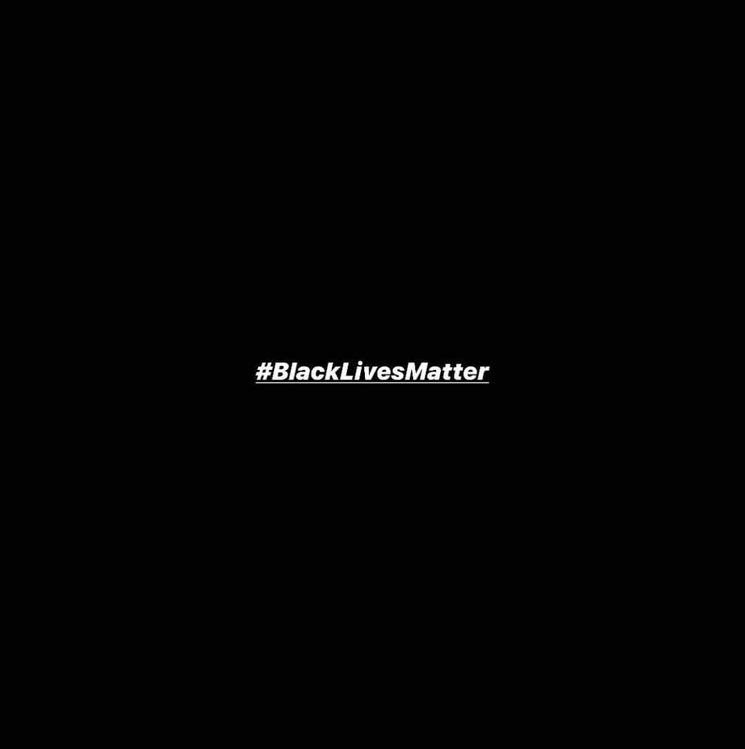 エリーローズさんのインスタグラム写真 - (エリーローズInstagram)「#blackouttuesday #justiceforgeorgefloyd ✊🏽✊🏾✊🏿 今世界は一つになろうとしています。 日本に住んでいる私たちには人種差別を目で見て感じることは少ないですが、肌の色が違うからという理由で日々差別を受けて苦しんでいる人が沢山いるということをまず知ることが大切。黒人カルチャーがなければこの世界にないものは数え切れないほど存在します。音楽がそのひとつ。今一度、人種差別と真剣に向き合って愛のある行動を取らなければいけません。」6月2日 17時17分 - ellirose