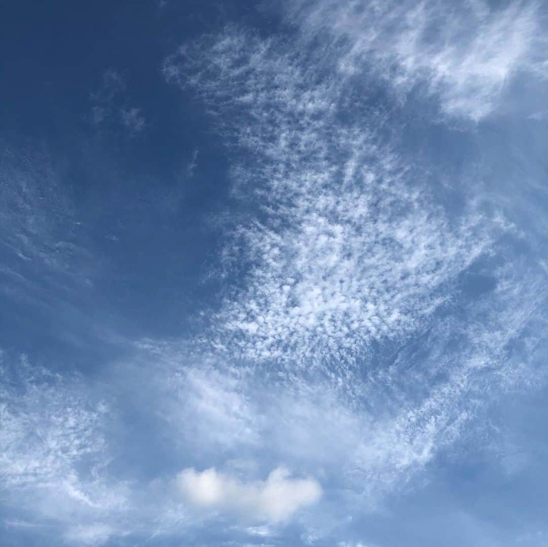 菊池良子さんのインスタグラム写真 - (菊池良子Instagram)「何回撮ってもきれいに撮れないな😶って思ってたけど、家で見ると素敵な空でした✨✨ ・ ・ ・ この空のように広く穏やかに優しくそして強く生きていこう🌻 ・ ・ いつも心に感謝と誇りをもって😊 ・ 2020年6月2日 ・ ・ #空」6月2日 17時17分 - kikuryo627happy