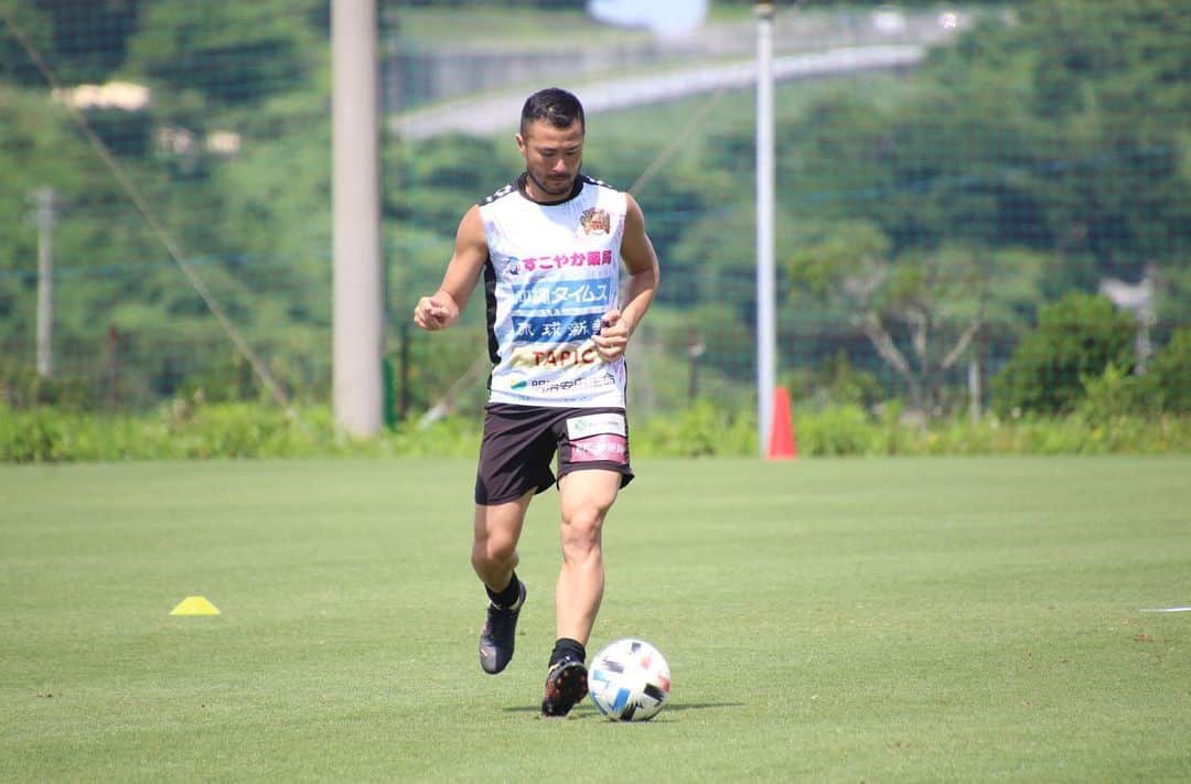FC琉球さんのインスタグラム写真 - (FC琉球Instagram)「6/2(火） 晴天の中、気温も上がりましたが、ときおり気持ちの良い風が吹く中トレーニングが行われました。  #FC琉球　#fcryukyu #FC琉球2020 #沖縄　#OKINAWA #サッカー #soccer #ジンベーニョ #沖縄サッカー #サッカー選手」6月2日 17時32分 - fcryukyu