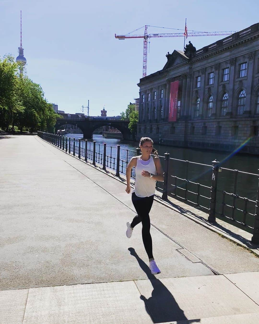 ルート・ゾフィア・シュペルマイヤーさんのインスタグラム写真 - (ルート・ゾフィア・シュペルマイヤーInstagram)「Training with a view 😍 #berlinized #trackgirl #runforfun #summerlove」6月2日 17時32分 - 400mruth