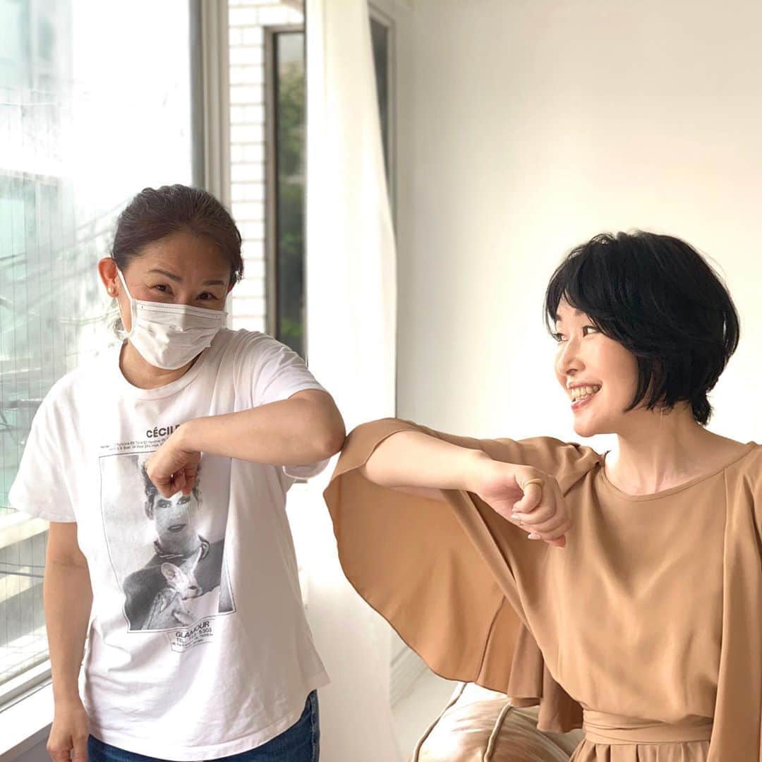小林ひろ美のインスタグラム：「久しぶりの撮影✨ #エルボーバンプ でご挨拶😊❤️ ※ #撮影 #elbowbump  #カメラマンの玉置順子さん #いつも明るくて  #元気が出る」