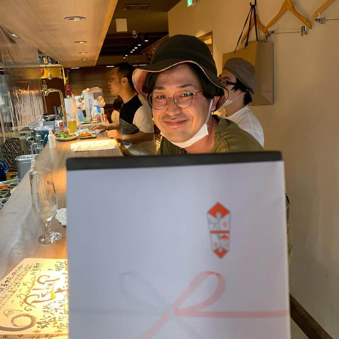 のインスタグラム：「同期でタートルデッパの明太子えいじがお祝いにやっぱり明太子持って来てくれました！ えいじはこっちこっち〜の立ち上げメンバーです！ えいじの作る料理も絶品ですよ！ そのえいじ新メニュー美味い言うてくれてます！ えいじありがとうな😄 川添待ってるでー！」