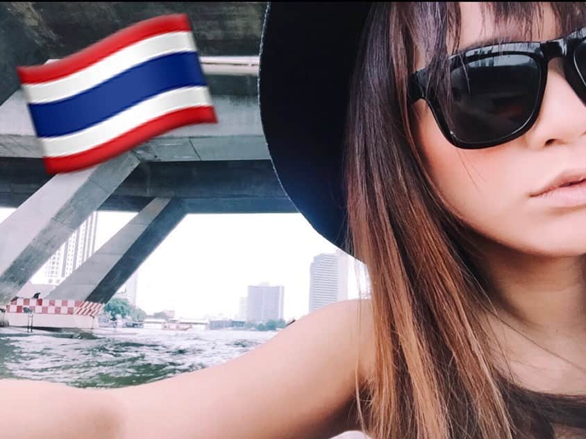 彩希エリナのインスタグラム：「昔からの付き合いの友人にはいまだに📞「もしもーし、エリナ今どこ？日本？？🇯🇵」と電話の始まりに言われるくらい、暇さえあれば、隙さえ見つければ色んな国へビョーンっと飛んでいた私✈️こんなに長く一点にとどまるのはいつぶりだろうなぁ…🤔しばらくはそんな生活が続きそうなので、次はどの国に行っけるっかなー🎵な企みを抱えながら、ここ近年で行った国の写真をちらほらシェアしていこうかなと思います🌏←(近年しか行った場所思い出せないww)まず第一段は、数年で3回くらい訪れたタイ😎🇹🇭🇹🇭🇹🇭 #travelgram #traveller #travelphotography #traveltheworld #travelstories #thailand #bangkok #旅 #旅行 #旅行日記 #旅行写真 #旅行好き #旅行好き女子 #海外旅行 #タイ #バンコク #パタヤ #水上マーケット #象 #大好きな象 #ピンクタクシー #ワットポー #ワットポー寺院 #涅槃寺 #寝仏寺 #豹 #ヒョウ #🇹🇭 #🐘 #🐆」