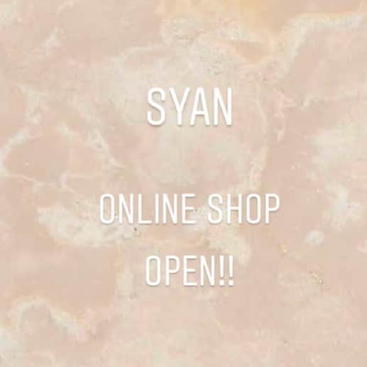 のインスタグラム：「SYANで取り扱っているスタイリング剤やヘアケア商品がオンラインで買えるようになりました🧴🌈 . 今後SYANアカウント @syan_tokyo でスタッフがおすすめする商品の使用方法などアップしていきます😘  @syan_tokyo のプロフィールリンクから購入出来ますので是非ご覧ください👈🏻👈🏻👈🏻 #syan_tokyo」