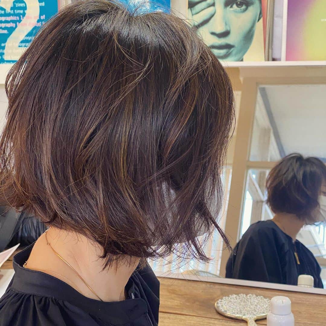 富岡佳子さんのインスタグラム写真 - (富岡佳子Instagram)「自粛期間で伸びた髪型を大幅に変えずトップに少しレイヤーを入れました。 #roraimadaikanyama  Stylist／miki Yarita カラーも大幅には変えずリタッチをして頂きました。 #dadacubic  Colourist／emi Yoshimura スワイプ4枚目…伸ばしっぱなしのカット前です。マスクをしていると誰だか一瞬わからないですね😅 スタッフの方々にご迷惑をお掛けしてはいけないので今回は着用したまま撮影させていただきました。」6月2日 17時55分 - yoshikotomioka