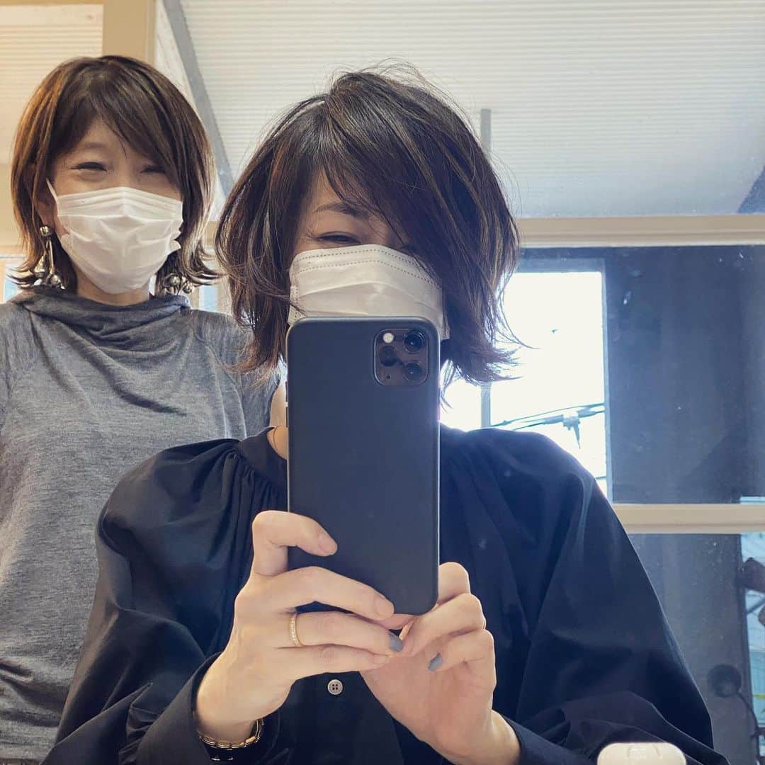 富岡佳子さんのインスタグラム写真 富岡佳子instagram 自粛期間で伸びた髪型を大幅に変えずトップに少しレイヤーを入れました Roraimadaikanyama Stylist Miki Yarita カラーも大幅には変えずリタッチをして頂きました Dadacubic Colourist Emi Yoshimura