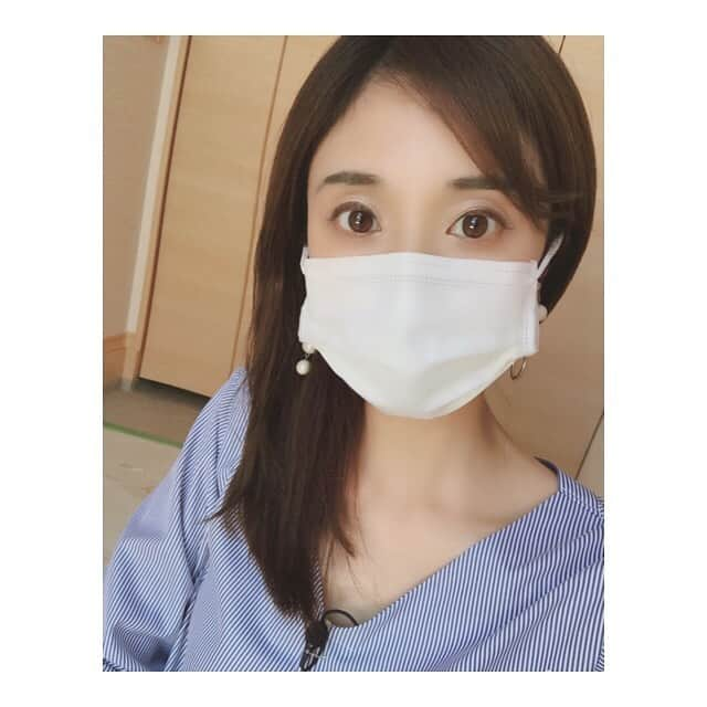 川口智美のインスタグラム：「皆さん、体調は大丈夫でしょうか？  #自粛緩和 ステップ2に入りましたが... ロケ中のインタビューは 常にマスク を 二重に付けています😷😷🌟 行き帰りも #除去シート を度々使用して、 帰宅後は、#手洗いうがい をしたら すぐシャワーを浴びるなど #コロナ対策 は続けています🚿  気を緩めずに行きましょうね😊🌻」