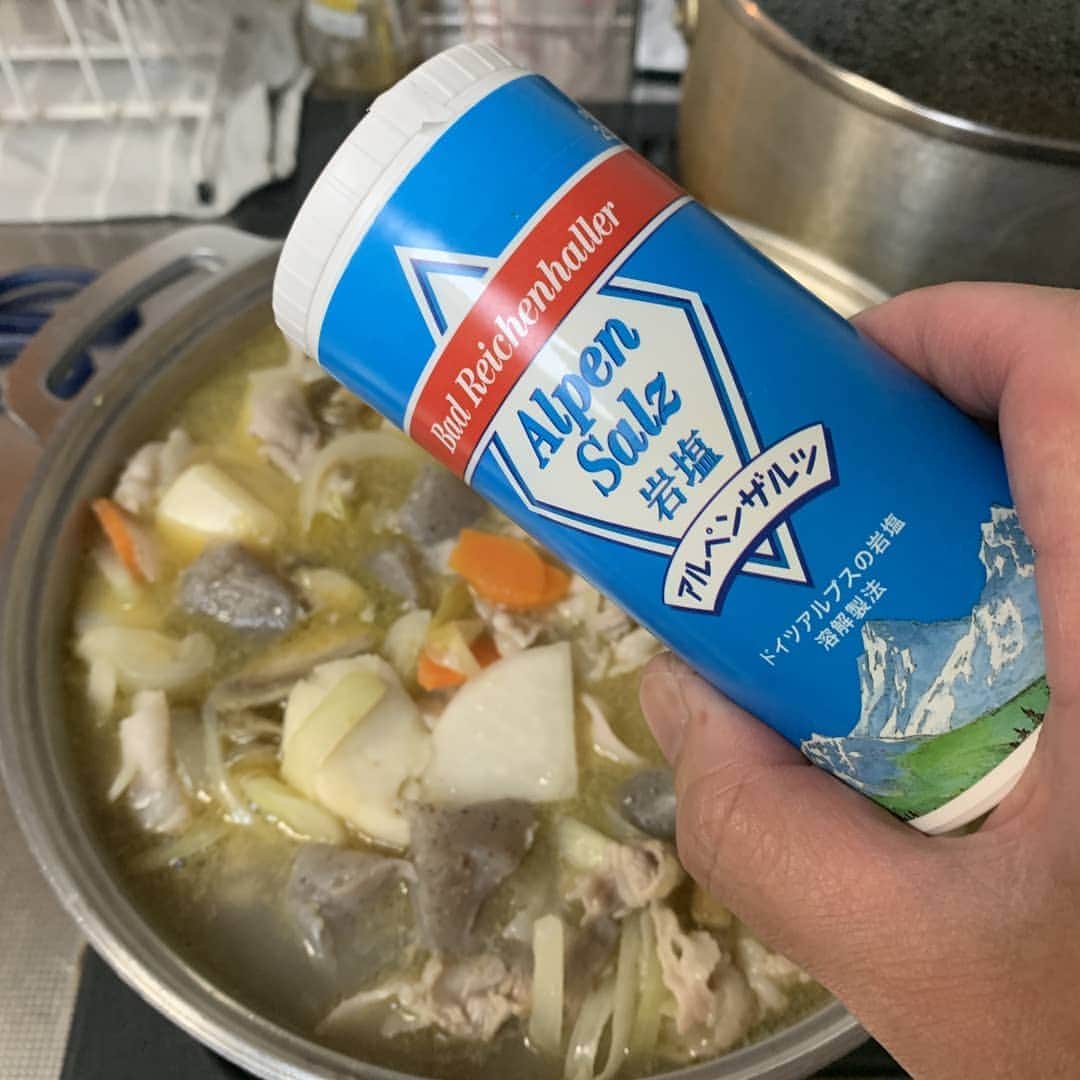 アルペンザルツ公式Instagramさんのインスタグラム写真 - (アルペンザルツ公式InstagramInstagram)「レシピあり🐷🥕 「塩豚汁」の作り方 * いつもの豚汁を、たまには塩味でいかがですか？ 塩と酒のみで味をつけるため味噌で作る豚汁よりも とてもあっさりしていますが、 根菜の旨味が塩でしっかりと引き立つ豚汁です🙋‍♂️✨ * 今回のレシピは、 @uchikoc さんに作ってもらいました！ * [ウチコックさんからのワンポイント] 今回の具材のほかにも、きのこ類やれんこん、じゃがいもなどの 根菜類を使っても美味しくできます👍 * だし汁は顆粒だしを使うのではなく、 鰹節や昆布などからしっかり出汁を取ることがポイントの1つです✨ （だしパックでもOK） * * 3枚目に「ドイツアルプスを巡る旅」が当たる キャンペーンのお知らせがありますよ！ プロフィールのURLから詳細を確認できます✅ * ぜひ参考に作ってみてくださいね！ * * * * ∴♔∴∴♔∴ Ⓡ Ⓔ Ⓒ Ⓘ Ⓟ Ⓔ ∴♔∴∴♔∴ * * 「塩豚汁」 * 【材料】 豚バラ薄切り肉…80g 大根…1/3本 にんじん…1/2本 里芋…2個 たまねぎ…1/2個 ごぼう…1/3本 長ネギ…1/2本 こんにゃく…1/2丁 【調味料】 アルペンザルツ…小さじ1 だし汁…500ml ごま油…大さじ1 酒…大さじ1 * * 【作り方】 ①・豚肉、里芋は食べやすい大きさに切る。 ・大根、にんじんはいちょう切りにする。 ・たまねぎは薄切りにする。 ・長ネギは斜め切りにする。 ・ごぼうは食べやすい大きさに切り水にさらしてアクを抜く。 ・こんにゃくは手でちぎり下茹でをしておく。 * ②鍋にごま油を引き、大根、にんじん、里芋、たまねぎ、ごぼう、長ネギ、こんにゃくを入れ炒める。 * ③野菜全体にごま油がなじんだら豚肉を入れ、全体をよく混ぜながら炒める。 * ④3にだし汁とアルペンザルツ、酒を加えてコトコト煮ていく。 * ⑤アクが出るのですくい取りながら煮込み、根菜類に竹串を指して、スッと入ったら完成。 * * #アルペンザルツ #塩 #美味しい塩 * #今日のごはん #手作りごはん #簡単レシピ #おかず #レシピ #食卓 #節約 #献立 #家庭料理 #節約生活 #自炊 #ランチ #家ごはん #時短レシピ #簡単レシピ #おいしい #料理 #美味しい #おうちごはん #手作り料理 #手料理 #料理好きな人と繋がりたい #豚汁 #栄養たっぷり #塩レシピ #さっぱりレシピ」6月2日 18時00分 - alpensalz_jp