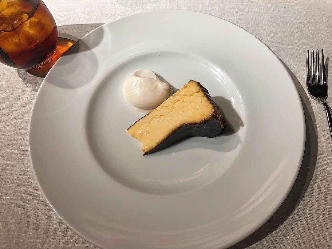 yuu__aaaのインスタグラム：「. . バスクチーズケーキ めっちゃおいしかったなぁ🍰🍴 . ジム行けてないから...🐷 . #バスクチーズケーキ#スイーツ#sweets #チーズケーキ#チーズ #ランチ#lunch #カワブン#restaurant」