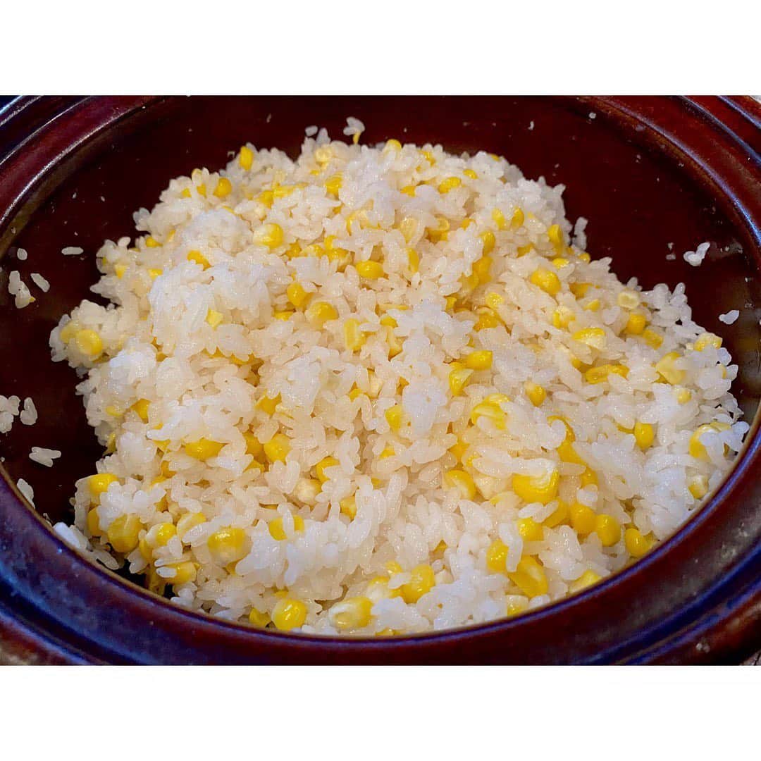 中田奈沙さんのインスタグラム写真 - (中田奈沙Instagram)「🌽🍚 今年もこの季節がやってきた❤️ 大好きなとうもろこしご飯🤩 好きな炊き込みご飯ランキングでも 上位のメニュー。  #奈沙ごはん  #noricenolife #やっぱり米が好き  #corn #cornrice #rice #japanese #japanesefood #washoku #earlysummer #foodie #foodporn #foodpic #instafood #foodstagram #foodgasm #cooking #seasonalfood #とうもろこし #とうもろこしご飯 #白米 #ご飯 #炊き込みご飯 #土鍋ごはん #土鍋ご飯  #初夏 #和食 #おうち時間 #旬の食材 #旬」6月2日 18時12分 - nasa_nakada