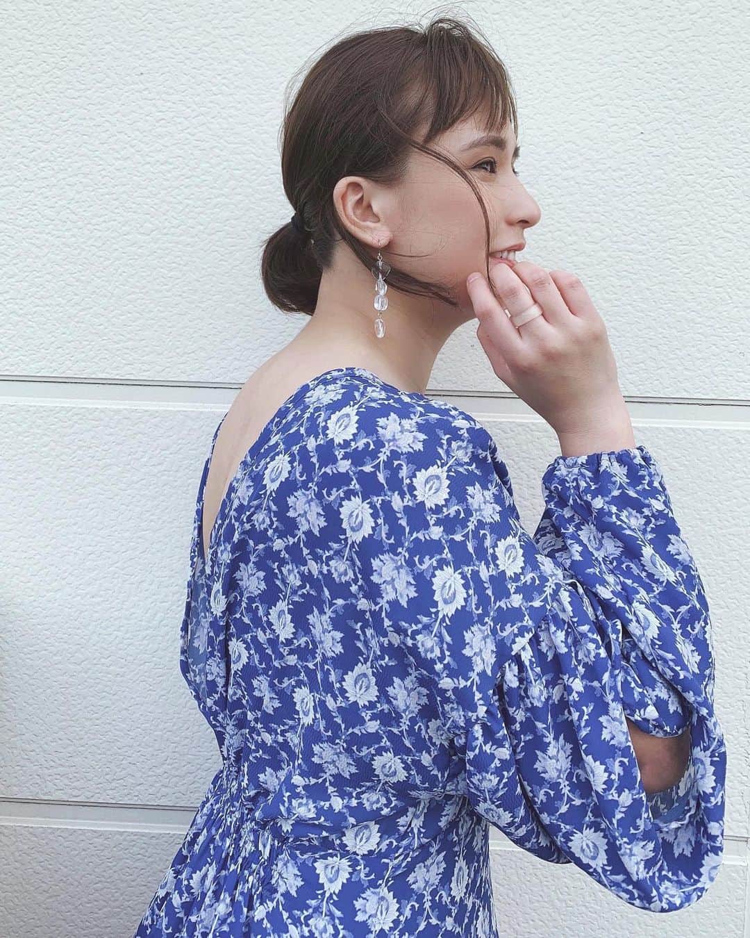 持永真実のインスタグラム：「. 後ろと腕の部分がざっくりあいたワンピース💙 涼しげ〜なクリアなピアスとリング🎐」