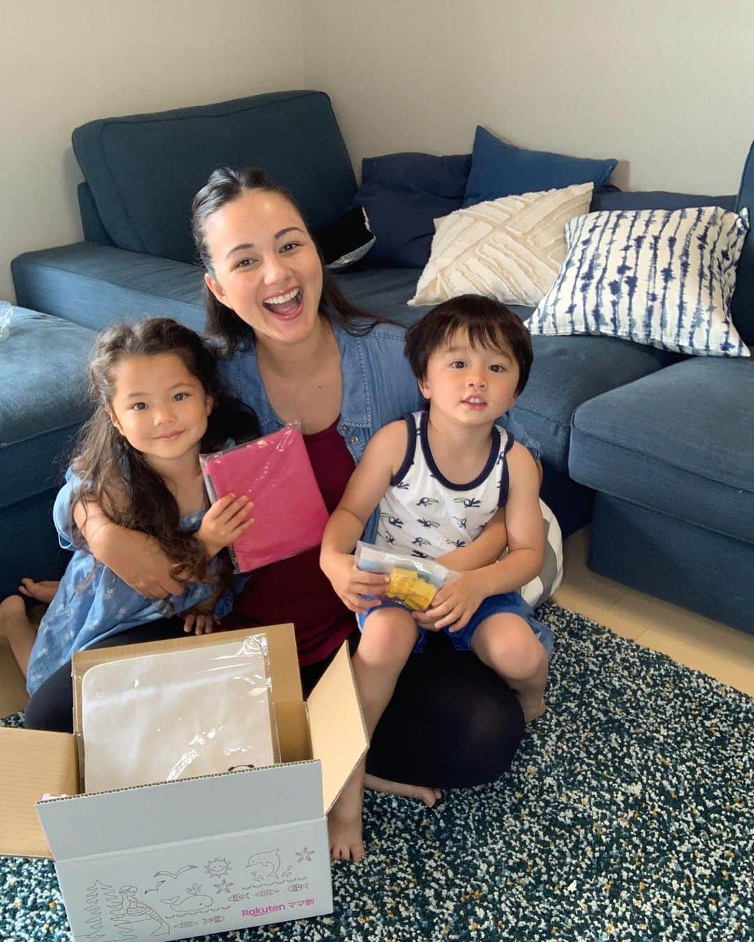 エリナ シルカのインスタグラム：「楽天ママ割サンプルボックスサマー2020が届いたー！！　楽天ママ割で新しく登録すると1300名様に抽選で当たるこのサンプルボックスを特別に一足早く覗き見👀 早速娘はパンダポーチに食い付き、息子はDuploブロックに一目散。笑　私は親子で使える日焼け止めが1番ありがたい！もうすでに日焼けし始めたから早速使ってる笑  子供の年齢に合わせてボックスの中身が違ってくるから毎回ドキドキ💓　妊娠中でも出産予定日を入れるだけで簡単に会員登録できて、妊婦はマタニティボックスも選べる嬉しい😆😆 @rakuten_official からリンクで簡単に無料登録&応募できるよ〜！ * * #楽天　#ママ割　#楽天ママ割　#無料　#サンプルボックス　#pr」