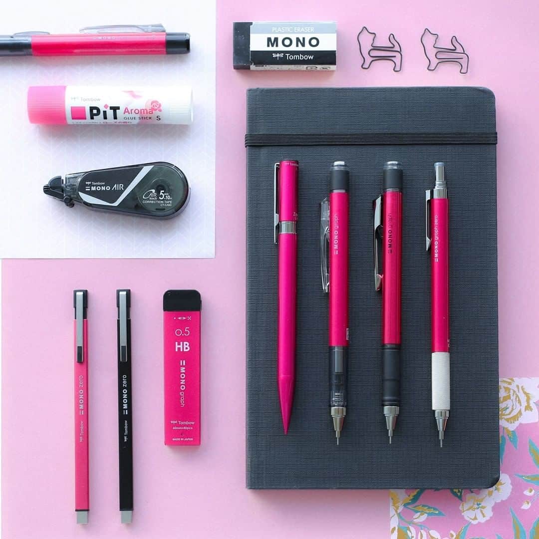 トンボ鉛筆さんのインスタグラム写真 - (トンボ鉛筆Instagram)「６月２日は #ローズの日🌹 トンボの文具から、ローズピンク系を集めました。 パステルピンクもかわいいけど、大人なローズピンクもいいですよね。 今回は真っ黒な文具と合わせてみました パステルピンクと合わせてラブリ～💌にしても、白い文具で爽やかにしてもすてき🍀なローズピンクです🌹 . . . #pink #pinklovers #ぴんく #ぴんくぐらむ #rosepink #happyroseday #トンボ鉛筆 #文房具好きな人と繋がりたい #stationerylove #tombowpencil #文房具好きな人と繋がりたい #ぶんぼうぐ #文具好きさんと繋がりたい #勉強垢 #勉強アカウント #大人の勉強垢 #筆箱の中身 #勉強 #instastudy #勉強垢さんと繋がりたい #勉強垢さんと仲良くなりたい #受験生 #ペンケース #置き画くら部 #置き画 #stationeryaddict #stationerylovers #monograph #モノグラフ」6月2日 18時06分 - tombowpencil